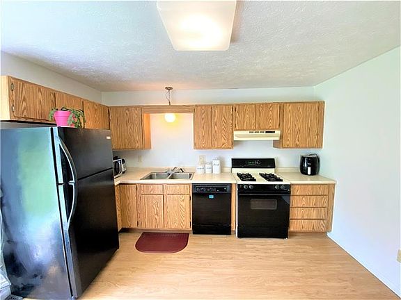 4th image of 1075 Cranston Dr