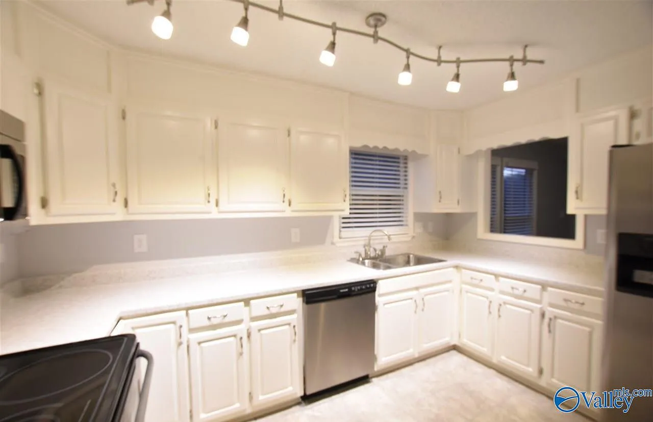 3 bed, 2.5 bath, 1700 sqft, $1,700 — Photo 3