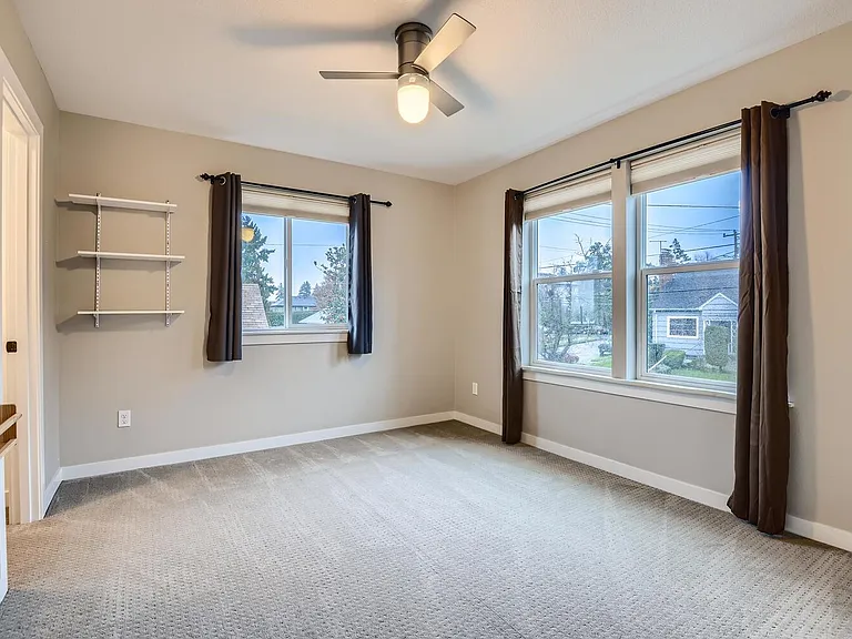 1225 NE Holland St — Photo 15