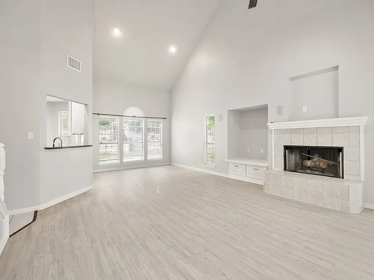 1604 Lakeway Blvd — Photo 4