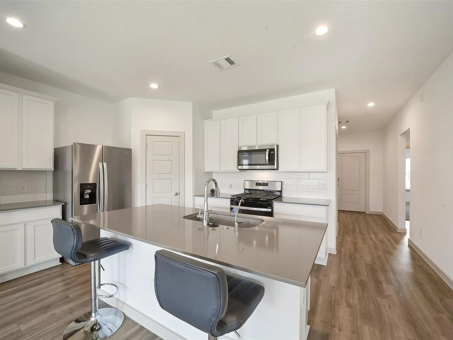 3 bed, 2.0 bath, 1575 sqft, $2,200 — Photo 4