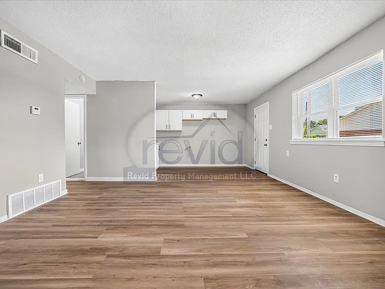 708 Hastings — Photo 24