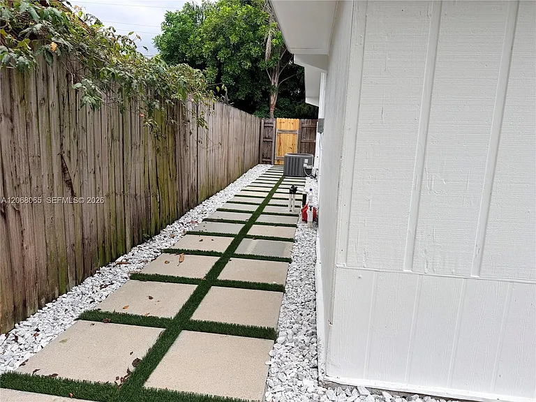 650 SW 55th Ave — Photo 21