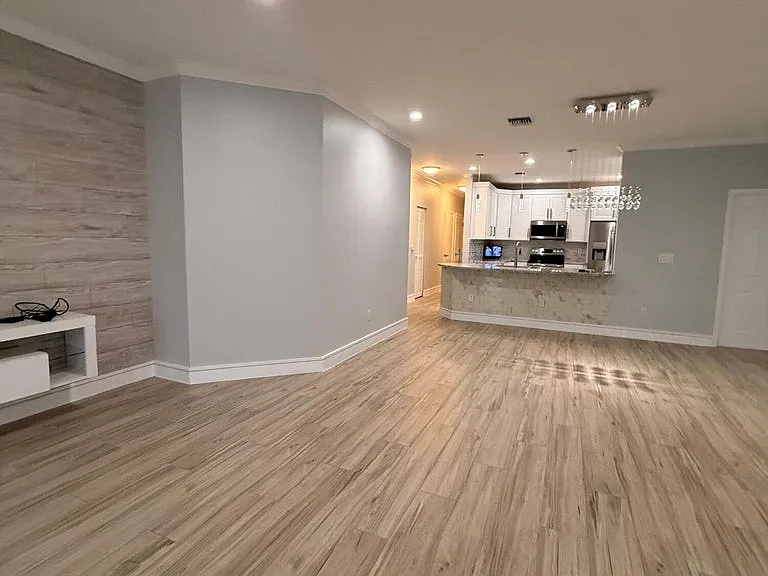 1310 SW 48th Ter — Photo 10