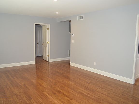 3rd image of 22732 Hamlin St