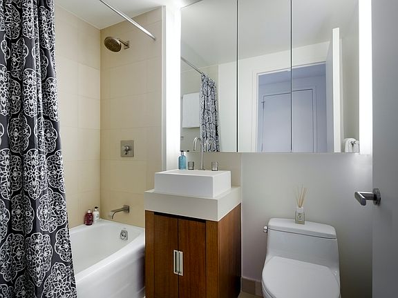 4th image of 450 W 17th St APT 701