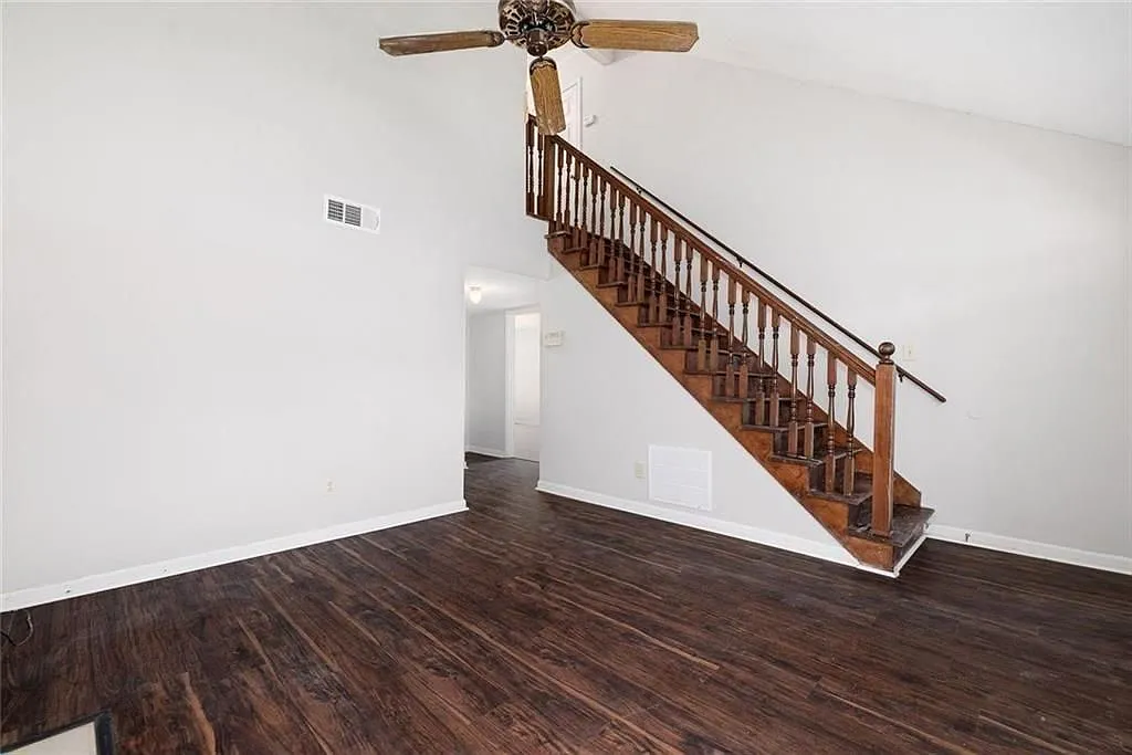 3 bed, 2.0 bath, 1978 sqft, $1,600 — Photo 4