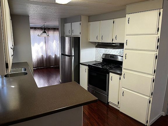 3rd image of 140 Lakeside St