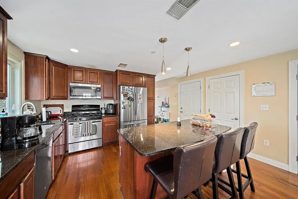 4 bed, 1367 sqft, $4,800 — Photo 1