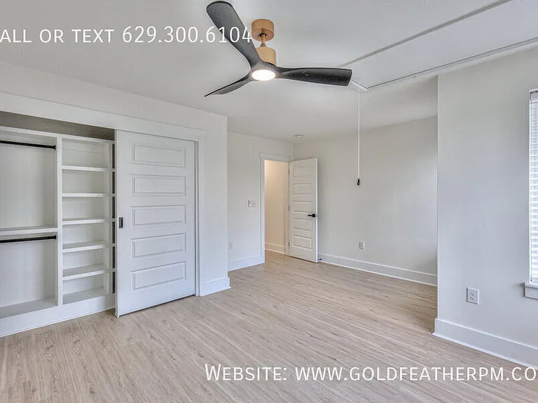 402B E Trinity Ln — Photo 24