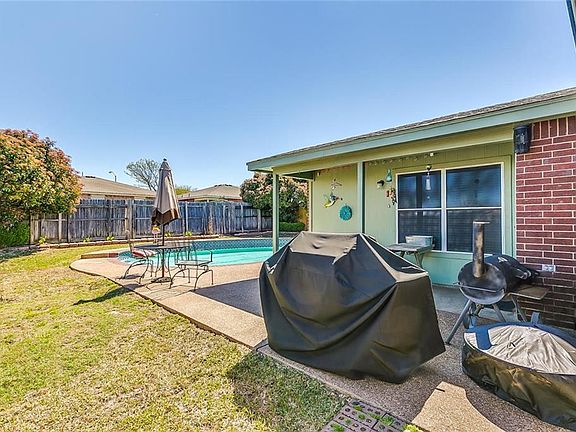 3rd image of 8132 Twin Oaks Trl