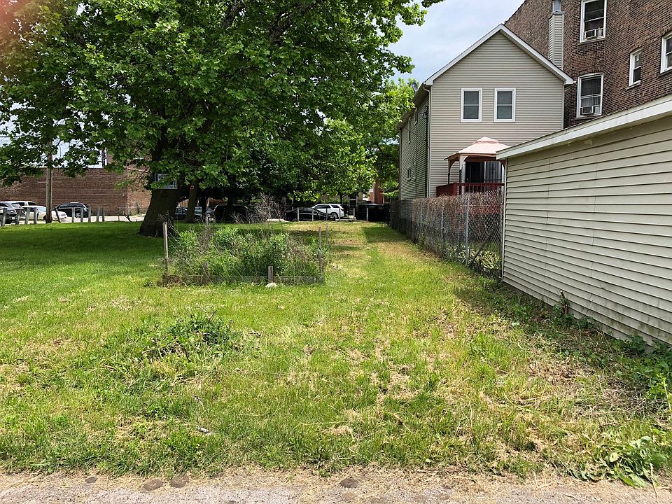 2nd image of 3118 S Prairie Ave