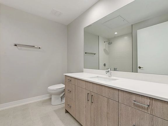 4th image of 1964 N Milwaukee Ave #403