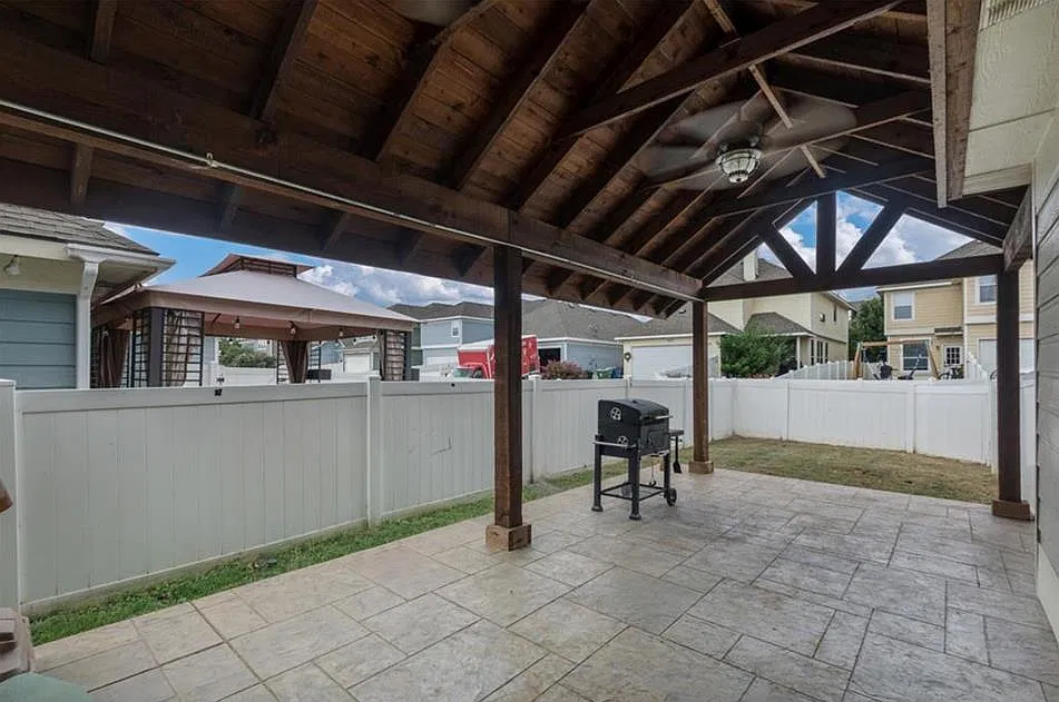 3 bed, 2.5 bath, 2079 sqft, $2,100 — Photo 4