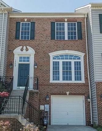 Front with one car garage and 2 car driveway.