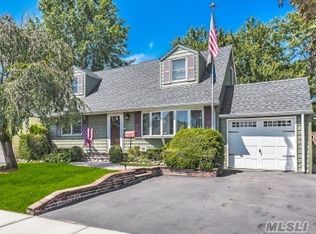 13 Croyden Ln, Hicksville, NY 11801
