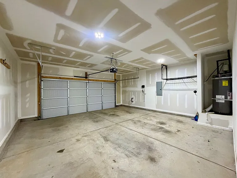 2370 Alden Dr — Photo 18