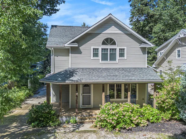35 3rd St, South Haven, MI 49090