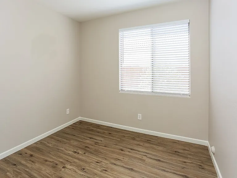10314 W Pioneer St — Photo 11