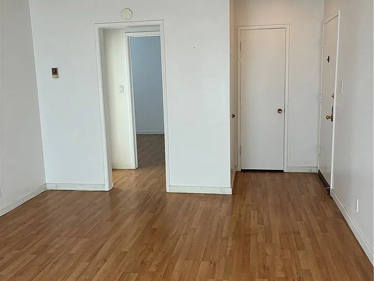 1525 E 2nd St #6 — Photo 2