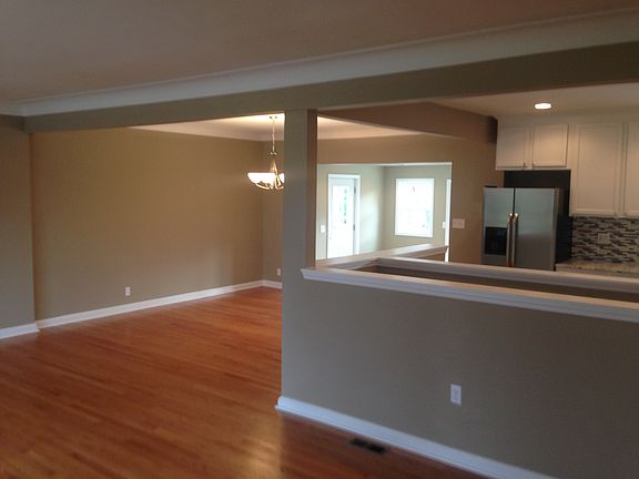 4th image of 1012 Surrey Hills Dr