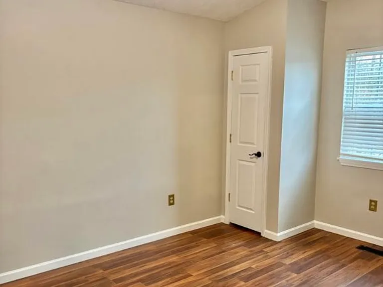 1023 Justus Dr — Photo 12