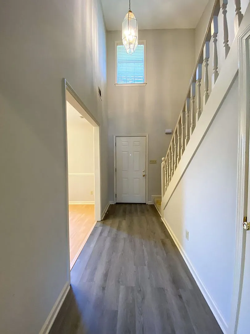 5 bed, 3.5 bath with fresh paint and ss appliances — Photo 2