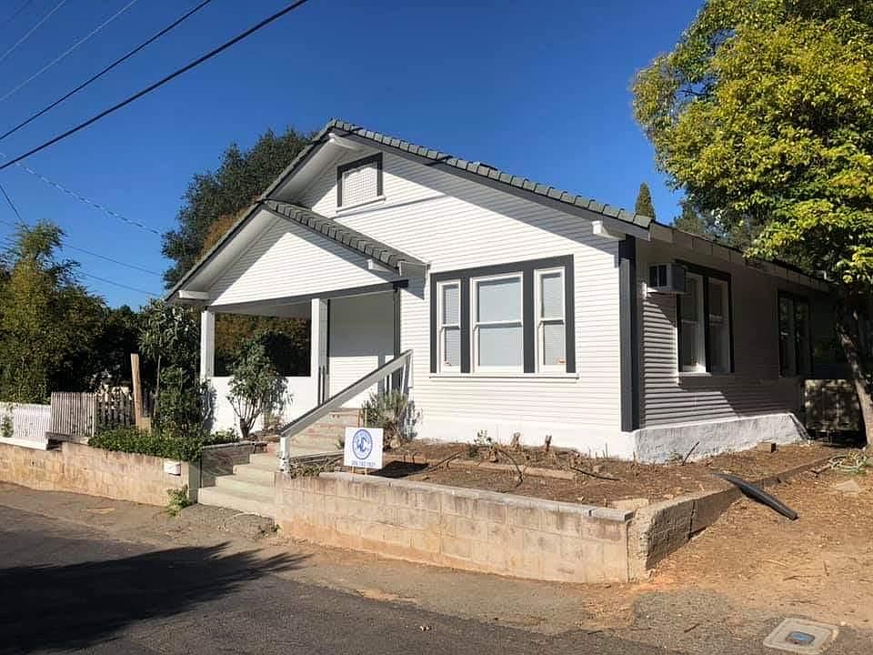 1st image of 421 Barretta St