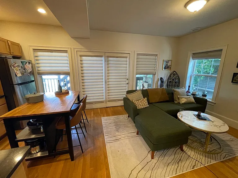 302 W 3rd St #2 — Photo 4