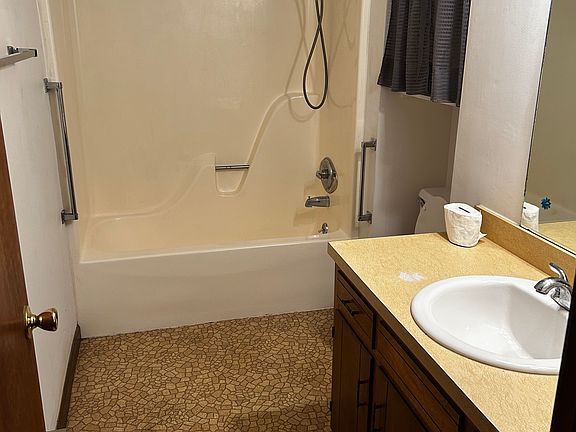 5th image of 205 N Shawnee Blvd APT D