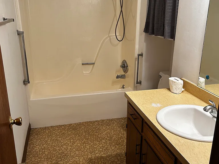 205 N Shawnee Blvd #D — Photo 5
