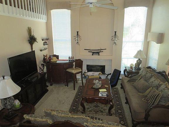 3rd image of 828 Garden Glen Loop