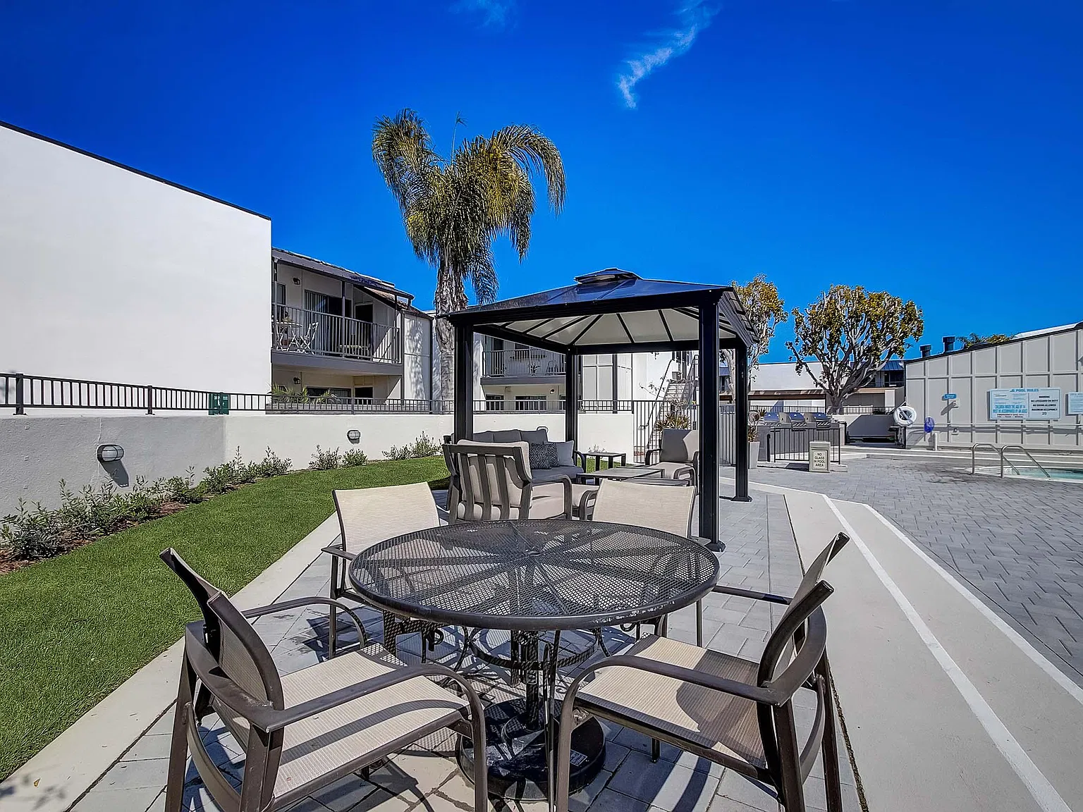 The Californian Apartments — Photo 2