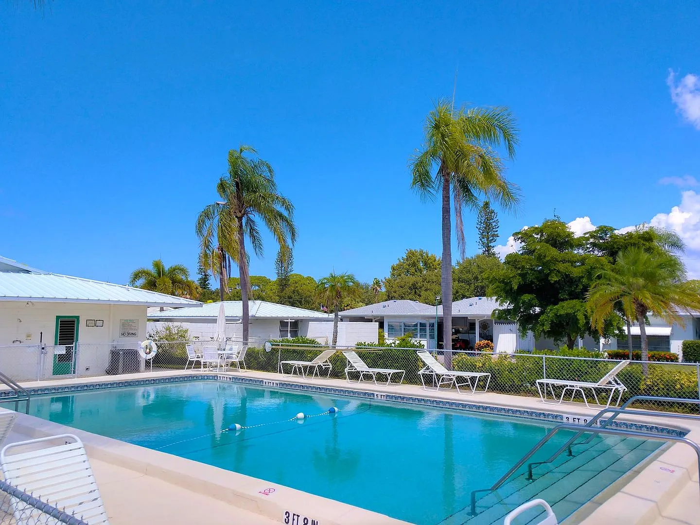 Annual unfurnished 55+ Community! Beach Manor Villas on Venice Island! — Photo 2