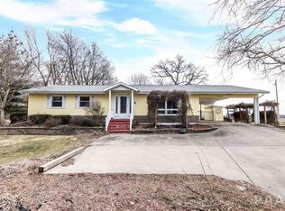 218 Edgewood Rd, Eureka, IL 61530