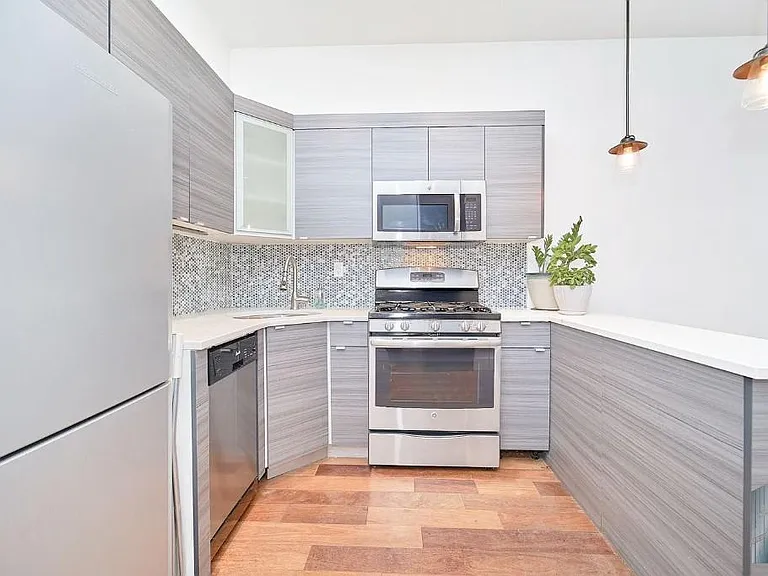207 N 6th St #4R — Photo 9