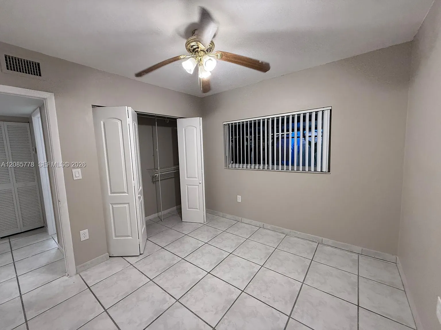 El Prado Xi Condo — Photo 2