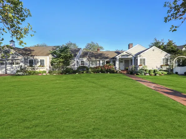 87 Wagstaff Ln, West Islip, NY 11795