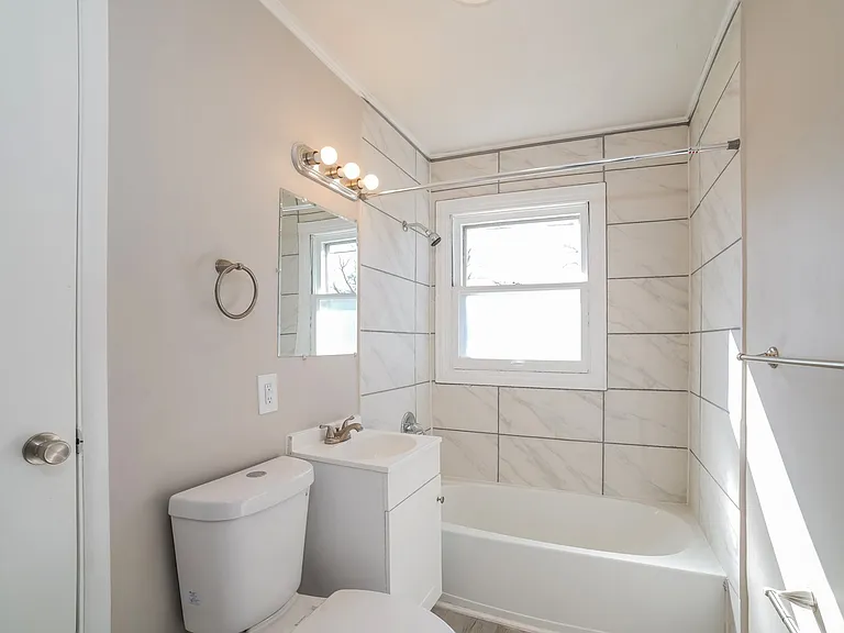1346354_028_bathroom_13583933.jpg