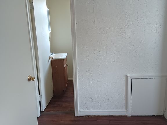 4th image of 1404 NW Taylor Ave #B