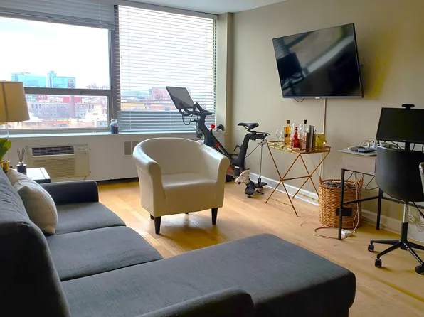 1355 N Sandburg Ter, Chicago, IL