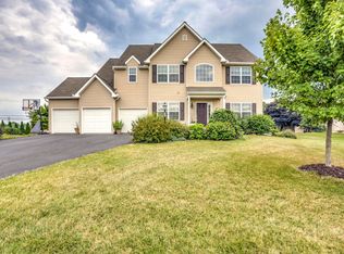300 Willow Dell Ln, Leola, PA 17540
