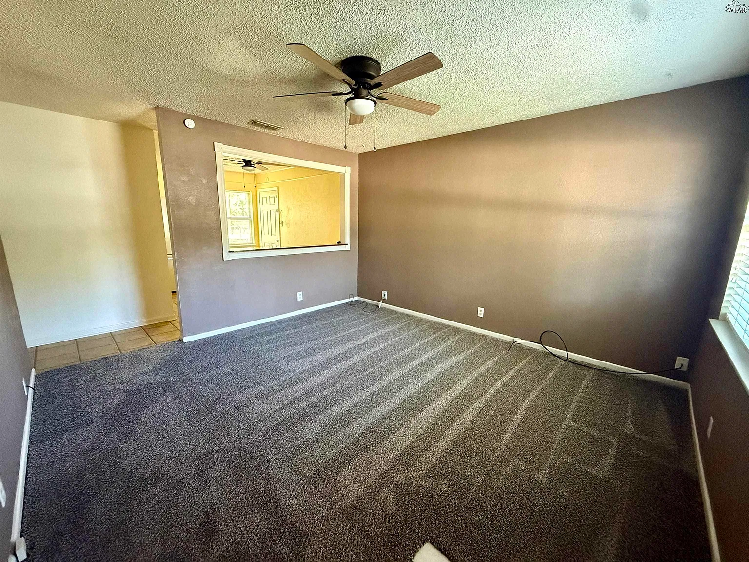 3 bed, 1.0 bath, 943 sqft, $1,300 — Photo 2