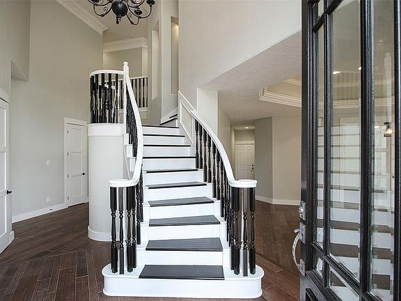 WOW! Take a look at that stairway, which is dual. Imagine all the beautiful holiday pictures that could be taken throughout the years.