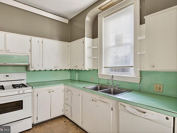 5th image of 123 E Water St