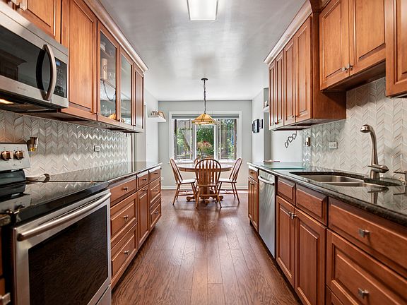 5th image of 22 Park Ln Unit 111