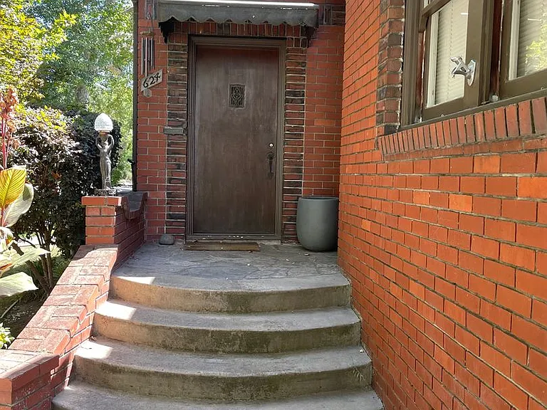 624 37th St — Photo 2