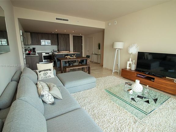 5th image of 68 SE 6th St Unit 2810