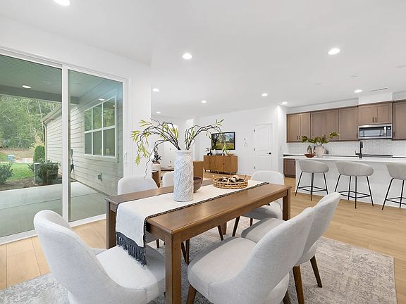 Staged Dining