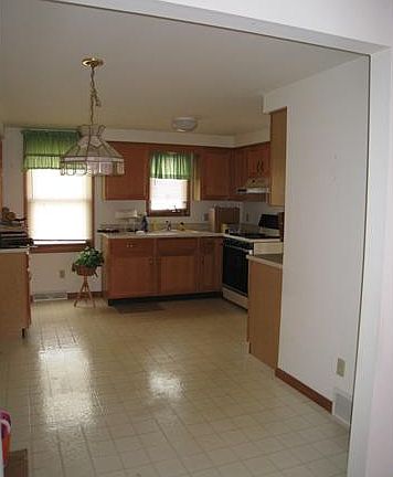 3rd image of 527 Burroughs Dr